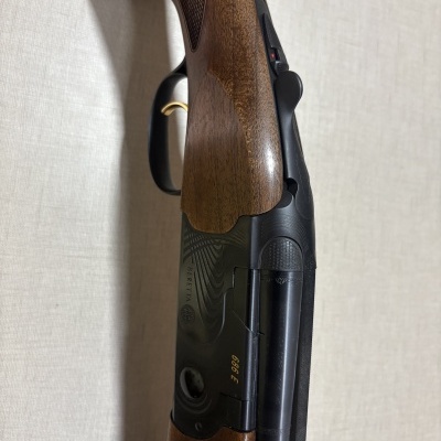 Espingarda Beretta 686 E em madeira e metal negro com gatilho dourado