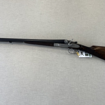 Espingarda de canos duplos paralelos com coronha de madeira e gatilho duplo