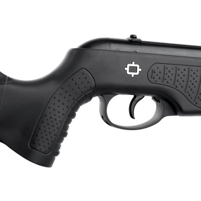 Carabina preta com detalhes texturados e símbolo branco de mira