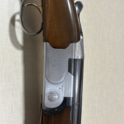 Espingarda com caixa metálica gravada e madeira polida castanha