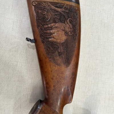 Ponteira de madeira com entalhe de elefante e ventilação preta