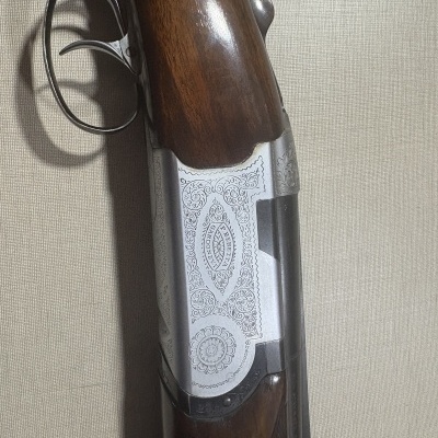 Rifle com gravações e coronha de madeira