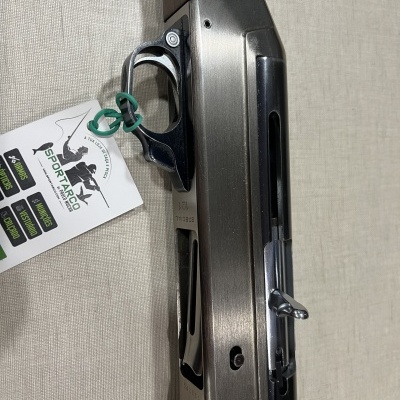 Espingarda de cano duplo com metal prateado e madeira castanha com etiqueta SPORTARECO