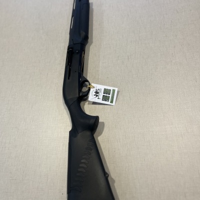 Espingarda preta com etiqueta sobre superfície clara