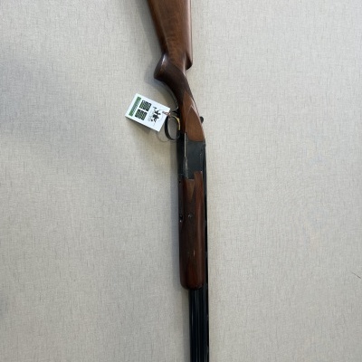 Espingarda de caçadeira em madeira e metal com etiqueta pendurada