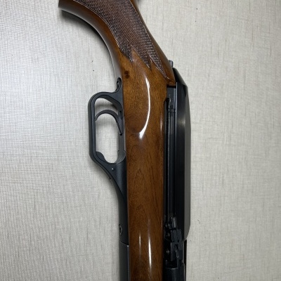 Espingarda com madeira polida e detalhes pretos