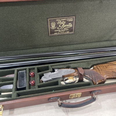 Estojo com arma de fogo desmontada em veludo verde