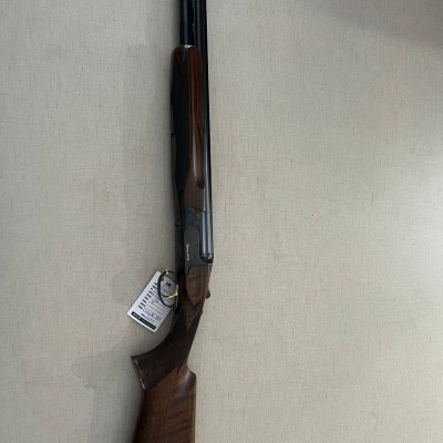Espingarda com canos duplos e partes em madeira escura