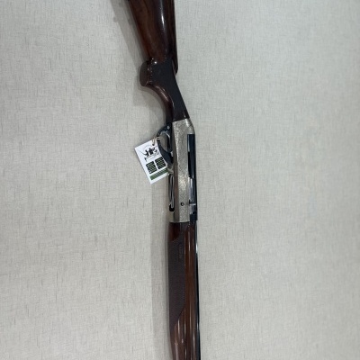 Espingarda em madeira e metal sobre fundo cinza claro