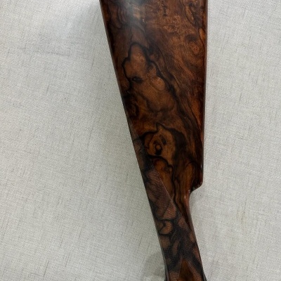 Parte posterior de madeira escura com padrão natural, textura canelada para pegar, fundo claro tecido liso