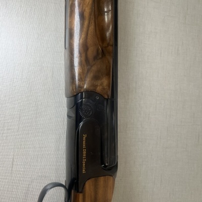 Espingarda de madeira e metal com texto 