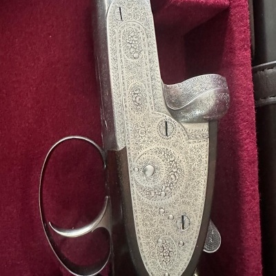 Arma de fogo decorada com estojo vermelho acolchoado