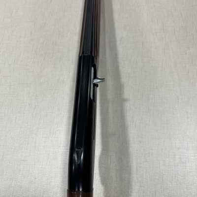 Espingarda de cano duplo com madeira castanha e metal preto