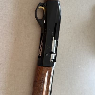 Espingarda semiautomática com madeira castanha e metal preto