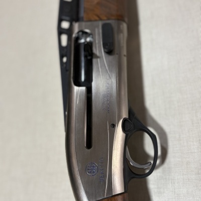 Espingarda Beretta metálica com cabo em madeira castanha e gravações