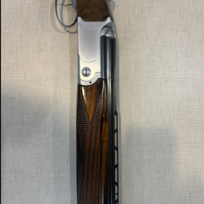 Espingarda de cano duplo com madeira castanha e metal prateado