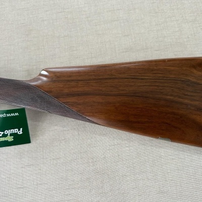 Coronha de espingarda em madeira castanha com etiqueta verde