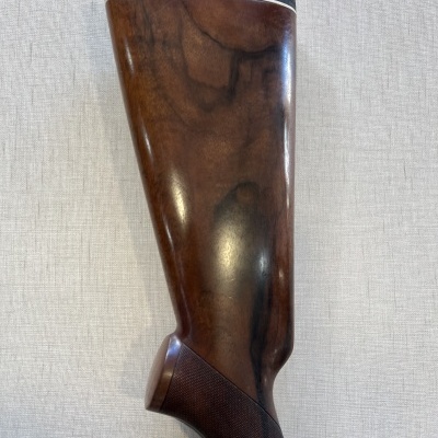 Coronha de espingarda em madeira polida com topo preto