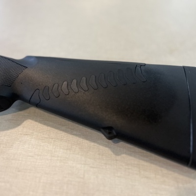 Coronha preta de arma de fogo com textura e padrão decorativo