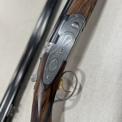 Espingarda de caça com madeira castanha e metal gravado