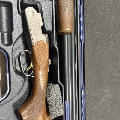 Espingarda Beretta com madeira e metais gravados em estojo preto