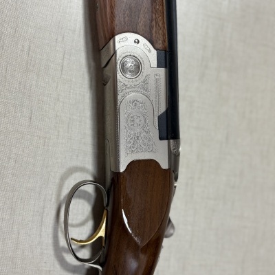 Espingarda com madeira castanha e detalhes em metal com gravações
