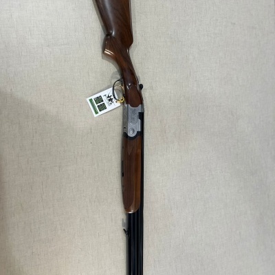 Espingarda de caça dupla com madeira castanha e metais pretos sobre fundo claro