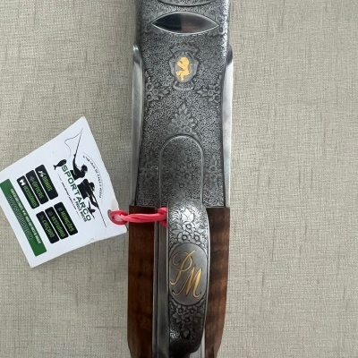 Secção central detalhada de arma com metal gravado e madeira escura