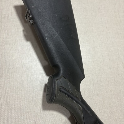 Coronha preta de arma em fundo bege