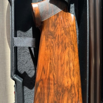 Espingarda com coronha de madeira polida em mala acolchoada