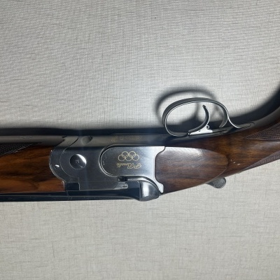 Espingarda com cabo de madeira, cano preto e detalhe metálico TOKYO 2020