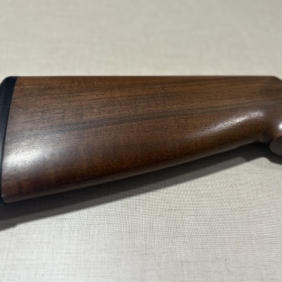 Parte traseira de espingarda em madeira castanha com apoio de borracha preto