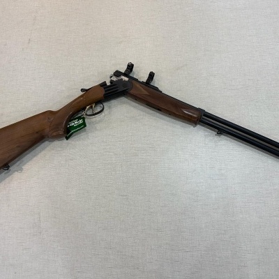 espingarda de madeira e metal preta sobre superfície cinza clara