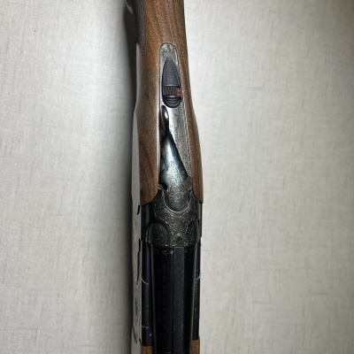 Espingarda de canos duplos com coronha em madeira e armação em metal gravada