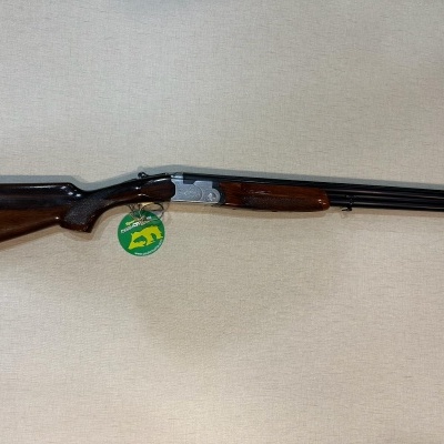 Espingarda de canos duplos com coronha em madeira castanha