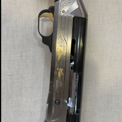 Espingarda com detalhes em madeira e metal gravado com desenhos e texto