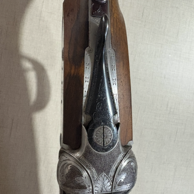 Espingarda em madeira com detalhes metálicos gravados