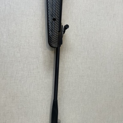 Carabina de ar comprimido preta com textura padrão carbono pendurada na parede