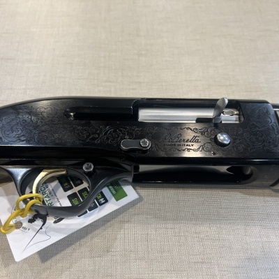 Espingarda de caça Beretta com acabamento em madeira e metal preto gravado