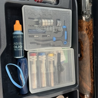 Conjunto de manutenção e acessórios para arma de fogo Beretta num estojo preto