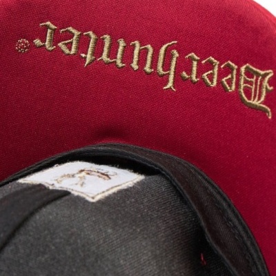 Boné vermelho e preto com bordado 'Beerhunter' e etiqueta branca