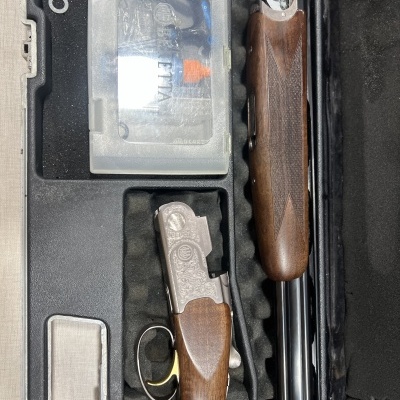 Arma de fogo desmontada com peças em madeira e metal num estojo de transporte