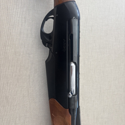 Espingarda Benelli Argo com coronha em madeira castanha e estrutura metálica preta