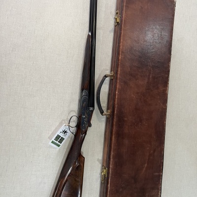 Espingarda de caça com estojo castanho rígido