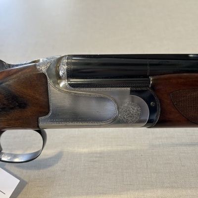 Espingarda de cano duplo com madeira e metal gravado