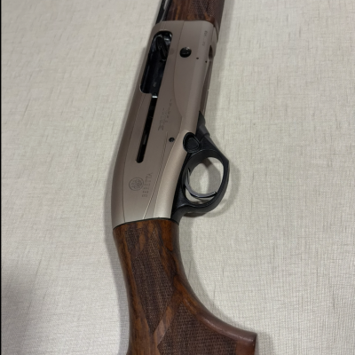 Espingarda automática Beretta com madeira castanha e metal prateado