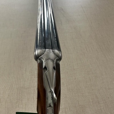 Espingarda de canos duplos metal prateado com coronha madeira e etiqueta verde