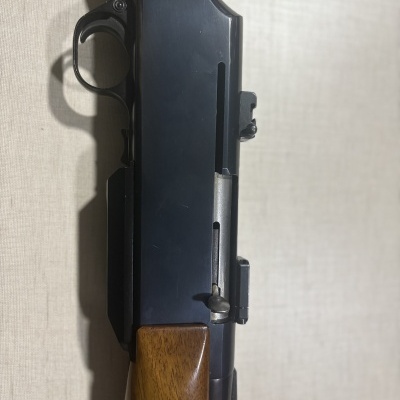 Espingarda com madeira castanha e metal preto fosco