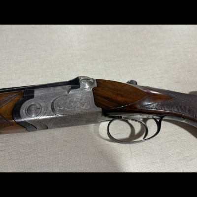 Espingarda de caça com madeira castanha e caixa metálica gravada