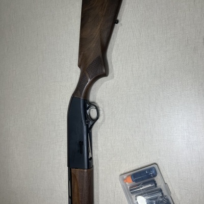 Espingarda em madeira castanha e metal preto com estojo de acessórios